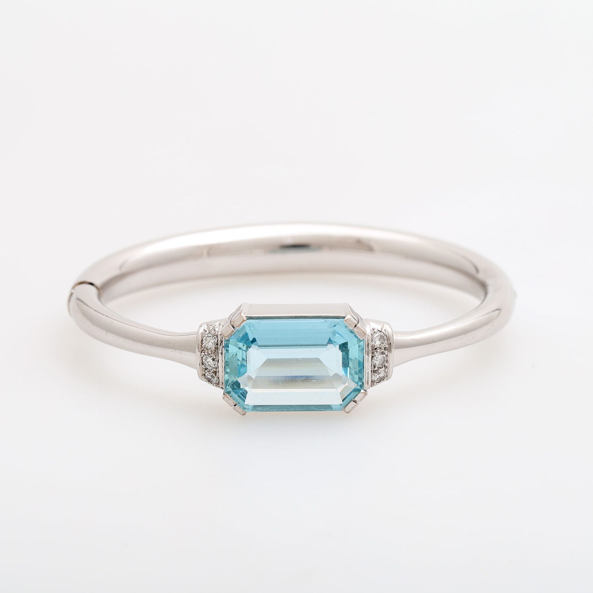 Armreif besetzt mit einem fac. Aquamarin ca. 12 ct, sowie seitlich je drei Brillanten zus. ca. 0,