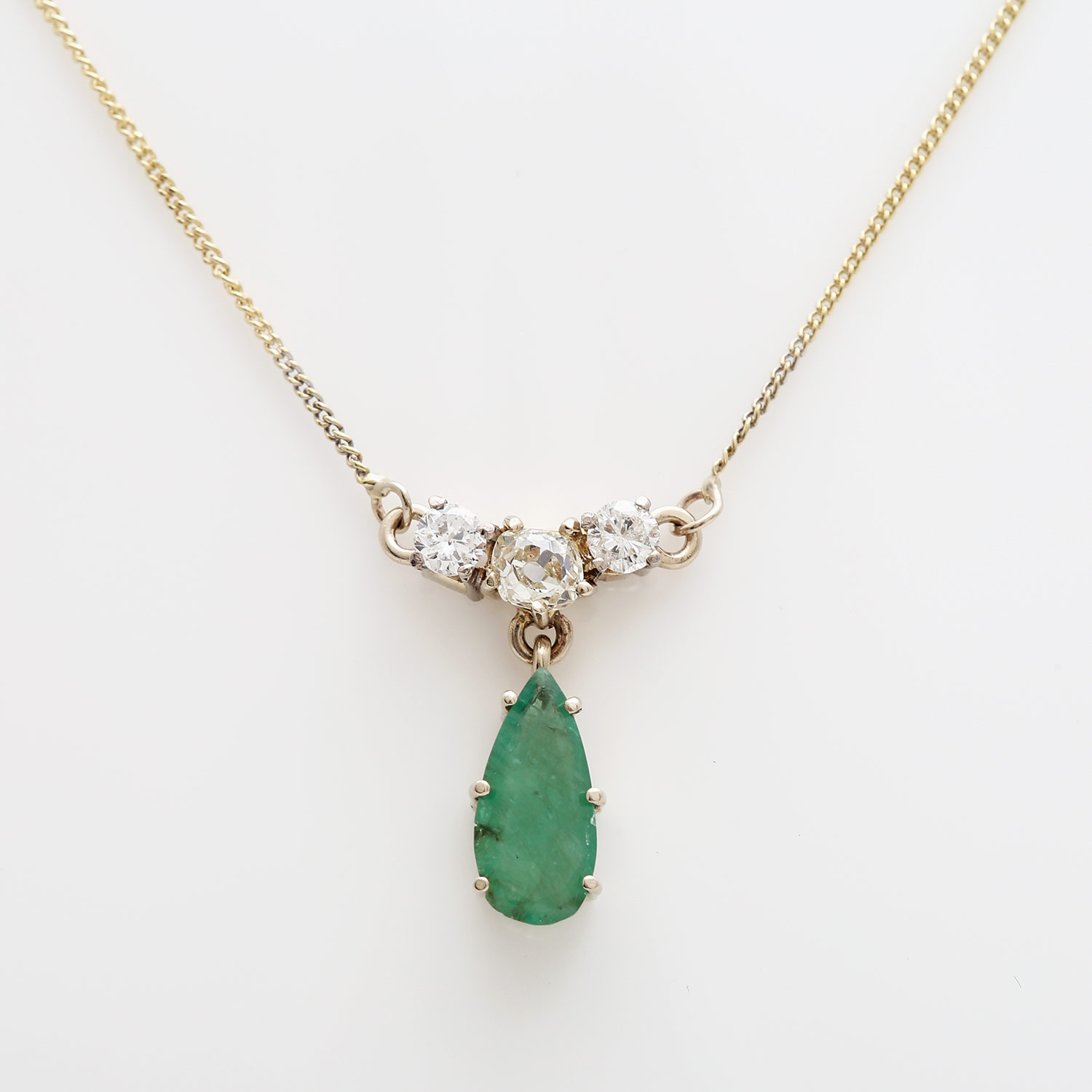 Schmuckset m. Smaragden bestehend aus 1 Collier m. zus. 3 Altschliffdiamanten zus. ca. 0,4ct, L: ca.