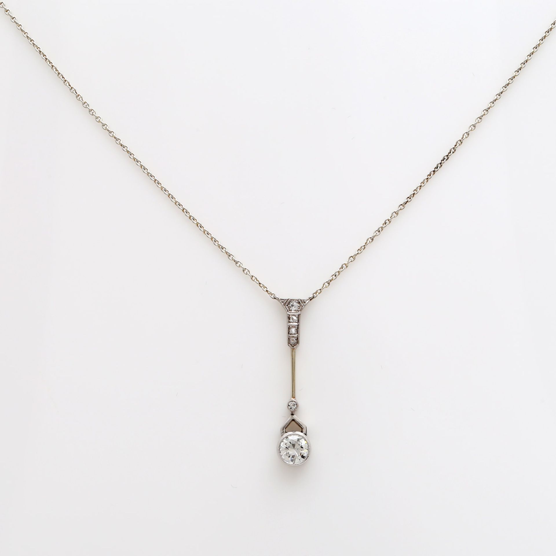 ART DECO Collier m. Altschliffdiam. ca. 0,5ct WEIß (H) / SI sowie weiteren, kleineren Diam. an einer