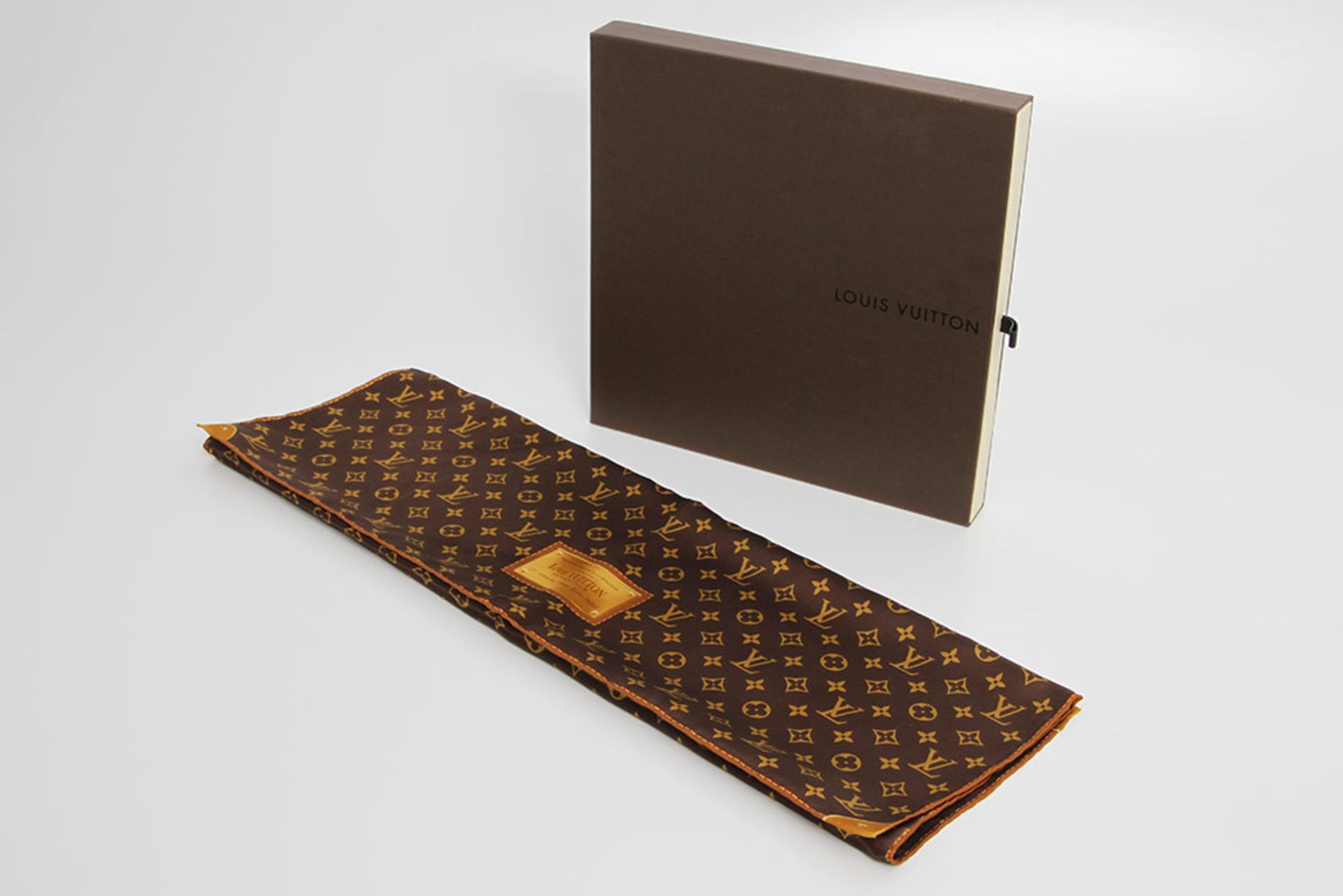 LOUIS VUITTON edles Seidencarré "MONOGRAM", Koll. 2013. Akt. NP.: 220,-. TOP ERHALT!! 100%