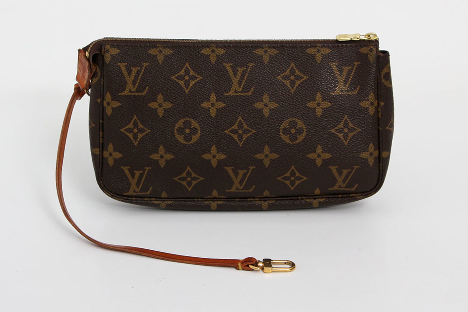 LOUIS VUITTON VINTAGE kleines Täschchen "POCHETTE ACC NM", Koll. 96. Akt. NP.: 380,-. Monogram