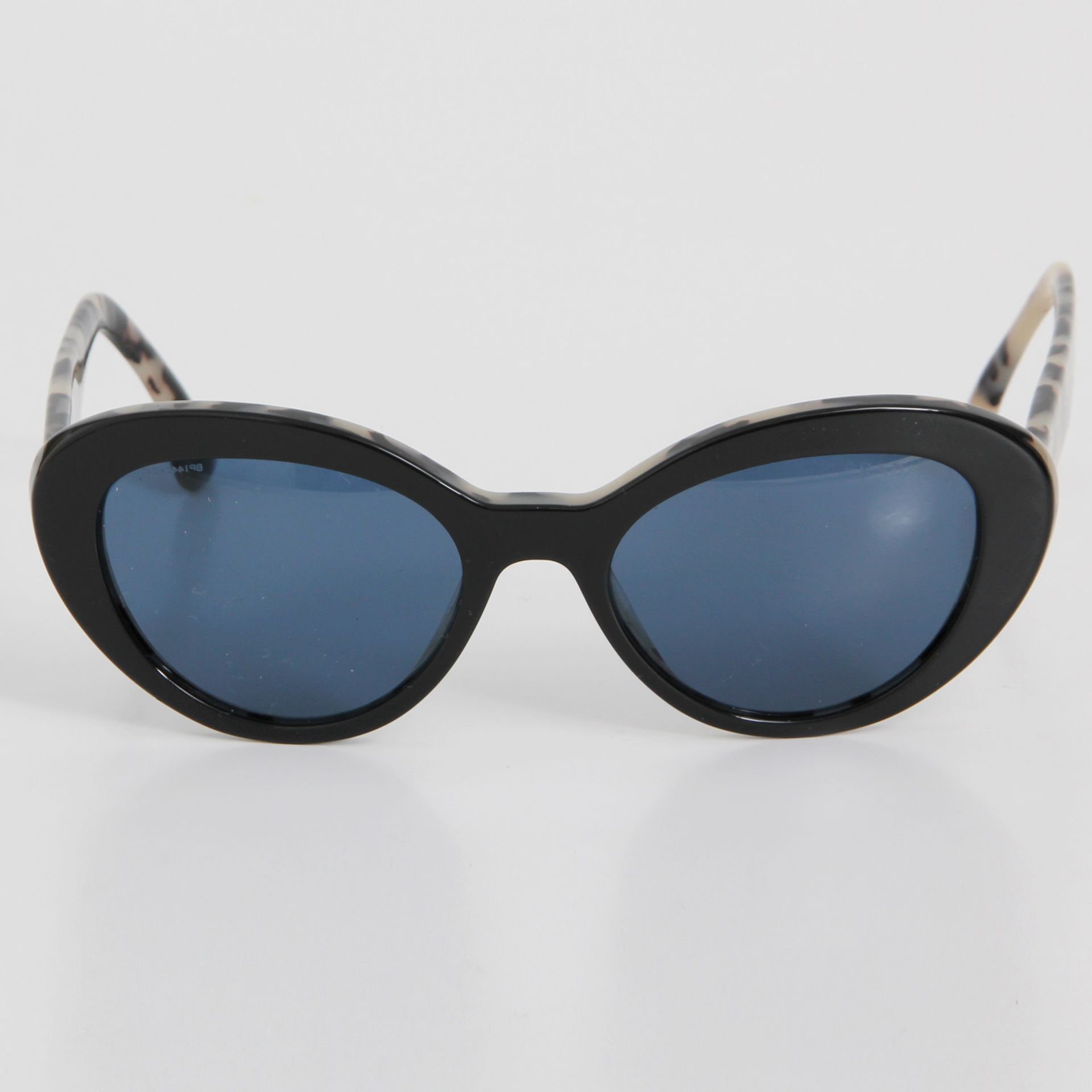 PRADA edle Sonnenbrille "SPR 15Q". NP. ca.. 260,-. Elegantes Cat Eye Design mit blau getönten