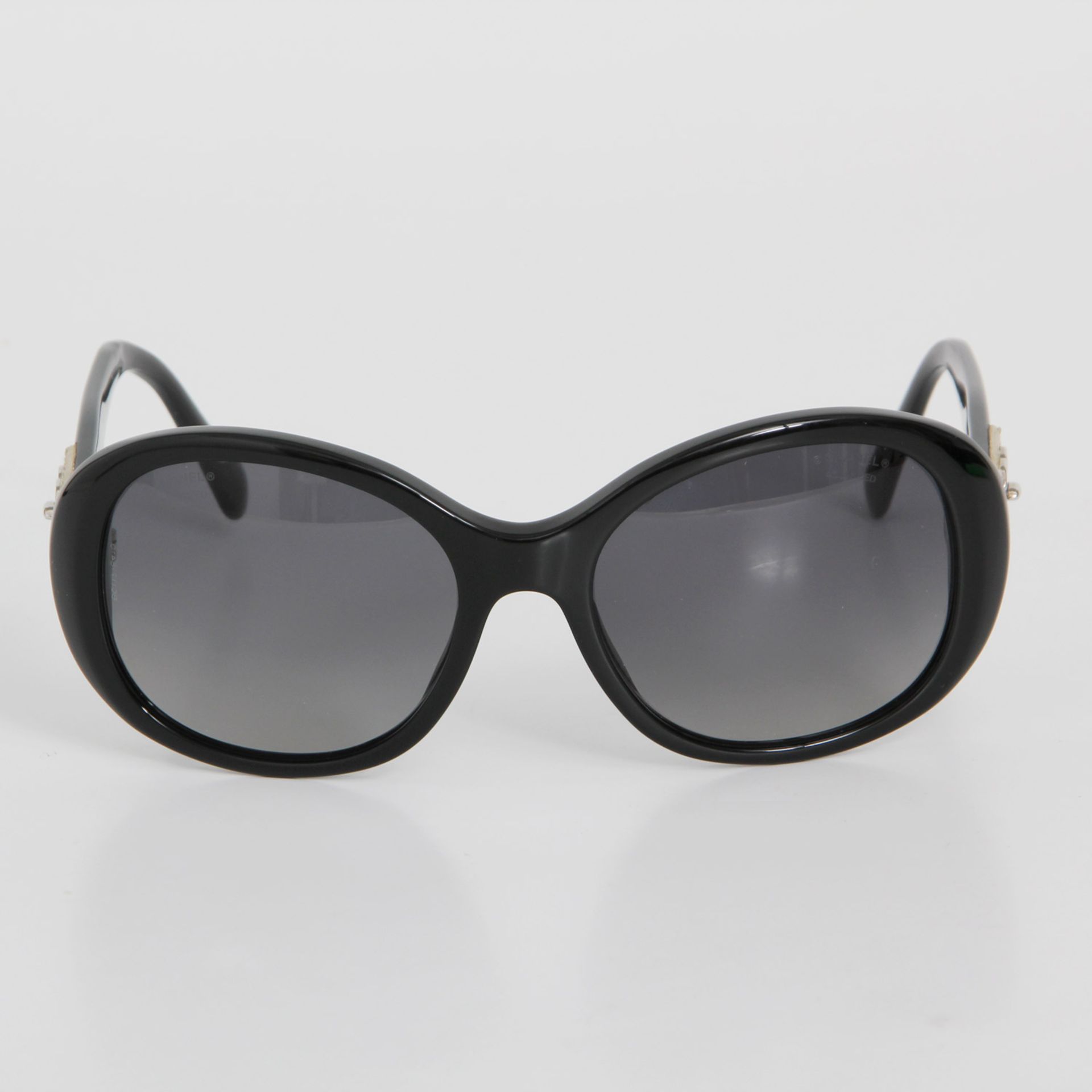 CHANEL elegante Sonnenbrille, NP: ca. 400.-; schwarz, zeitlose abgerundete Form, am Bügel