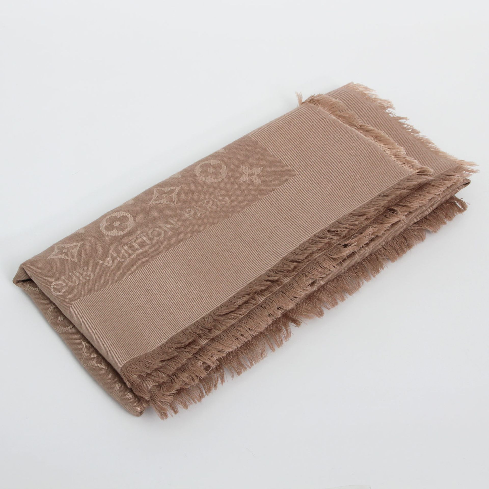 LOUIS VUITTON beliebtes Foulard "MONOGRAM". Akt. NP.: 400,-. Woll-Seidengemisch. greigefarben,