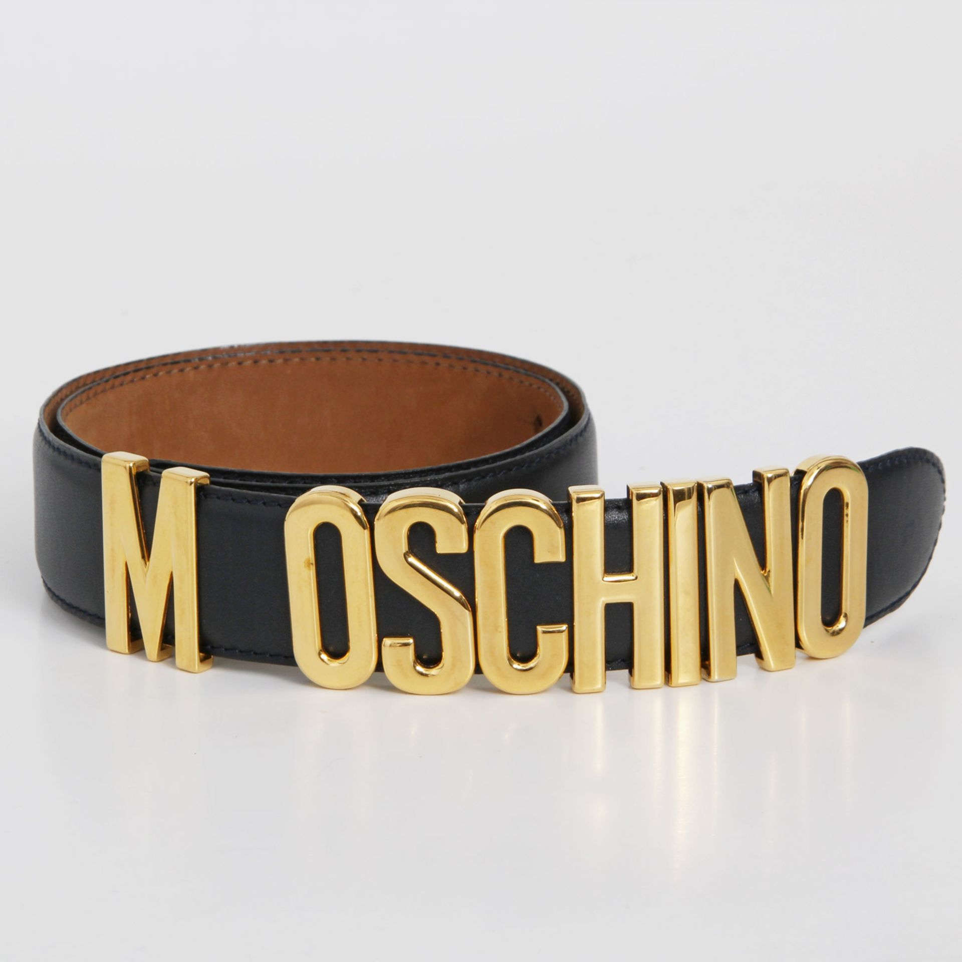 MOSCHINO begehrter Gürtel, Länge 75cm. Nachtblaues Glattleder mit goldfarbenen Firmen Letters,