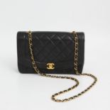 CHANEL VINTAGE rare Umhängetasche "SINGLE FLAP BAG" Koll. 1991-1994. Maße ca.: 25x7x15cm. Feines