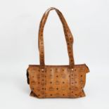 MCM VINTAGE zeitloser Shopper. Heritage Design auf cognacfarbenem Grund, lange Doppel-