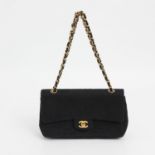 CHANEL attraktive Double Flap Bag, VINTAGE Koll. 1989-91, Maße ca. 25x16x6cm; schwarzes Canvas in