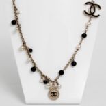 CHANEL exklusive Modeschmuck Kette. Länge ca.: 108cm. Koll. 2014. NP. ca.: 2.000,-. Hellgoldfarbene