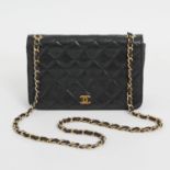 CHANEL VINTAGE schicke Single Flap Bag, wohl 80er Jahre. Maße ca.: 20x13x6cm. Schwarzes Nappaleder