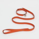 HERMÈS exklusives Hunde-Set. NP. ca.: 700,-. Togo Leder in Orange. Halsband mit silberfarbenem