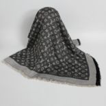 LOUIS VUITTON beliebtes Foulard "MONOGRAM DENIM", Koll. 2014. Akt. NP.: 400,-. Woll-/Seidengemisch.