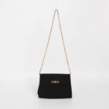 GUCCI VINTAGE schicke Schultertasche. Trapezform aus schwarzem Textil mit Überschlag und