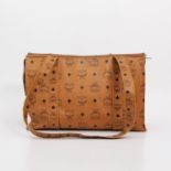 MCM VINTAGE schicke Schultertasche. Heritage Design auf cognacfarbenem Grund, lange Doppelhenkel,