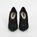 LOUIS VUITTON elegante Pumps, Größe 39,5. NP. ca.: 550,-. Schwarzes Seidensatin, spitze Form mit