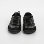 LOUIS VUITTON sportive Sneaker, Größe 40. NP. ca.: 450,-. Ledermix aus schwarzem Lack- und