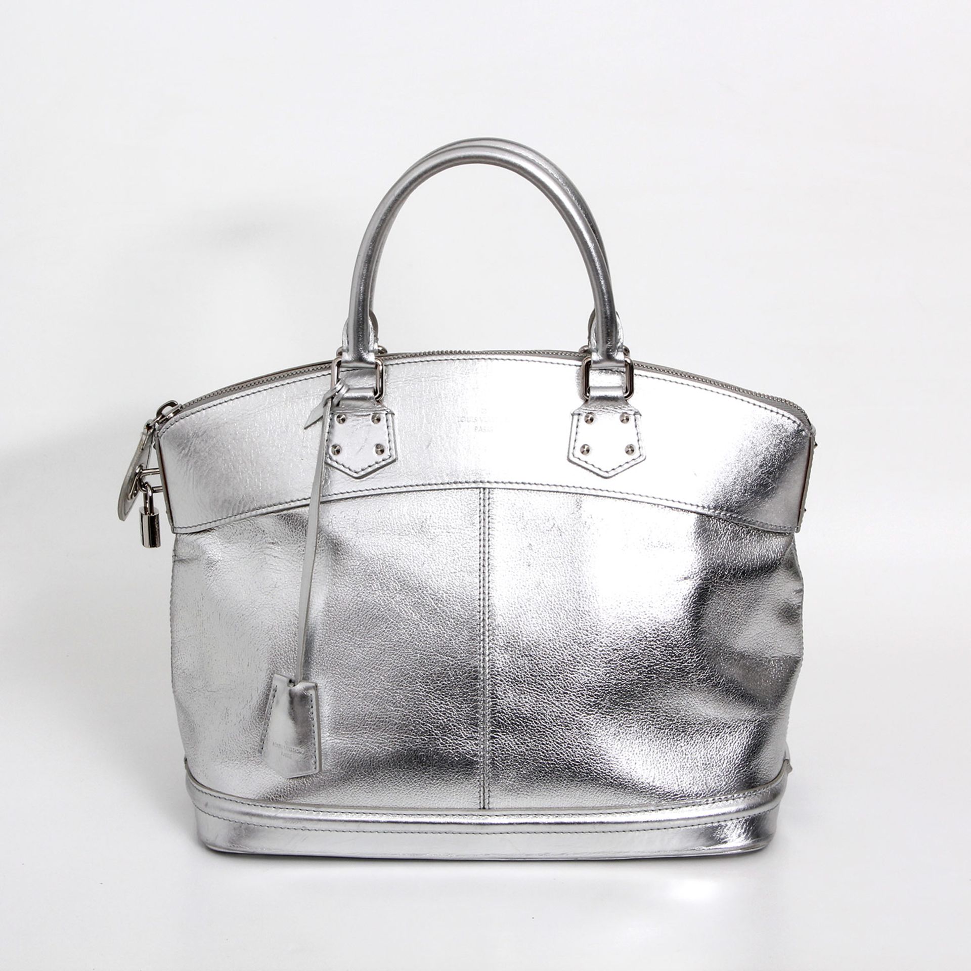 LOUIS VUITTON edle Henkeltasche "LOCK IT", Koll. 2007. Letzter LP. ca.: 1.900,-. Silberfarbenes