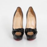 CHRISTIAN LOUBOUTIN elegante Peeptoes, Größe 40. NP. ca.: 600,-. Schwarzes Lackleder,