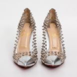 CHRISTIAN LOUBOUTIN extravagante Pumps, Gr. 39,5; Klarsichtkunsstoff mit Nietenbesatz, silberfarbene