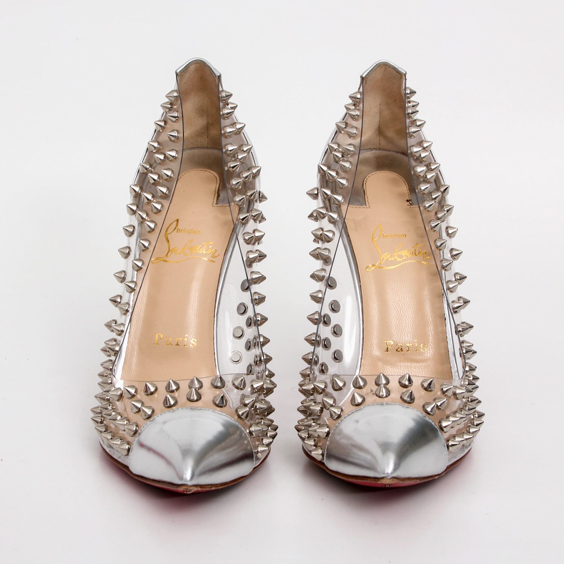 CHRISTIAN LOUBOUTIN extravagante Pumps, Gr. 39,5; Klarsichtkunsstoff mit Nietenbesatz, silberfarbene