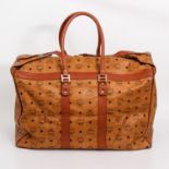 MCM VINTAGE praktische Reisetasche. Maße ca.: 59x34x31cm. Heritage Design auf cognacfarbenem