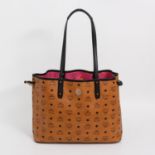 MCM beliebte Shoppertasche. NP. ca.: 700,-. Zeitloses Modell, Heritage Design auf cognacfarbenem