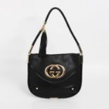 GUCCI edle Schultertasche. NP. ca.: 1.200,-. Flache Taschenform aus schwarzem Kalbsleder,