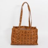 MCM VINTAGE zeitlose Shoppertasche. Heritage Design auf cognacfarbenem Grund, lange Doppelhenkel.