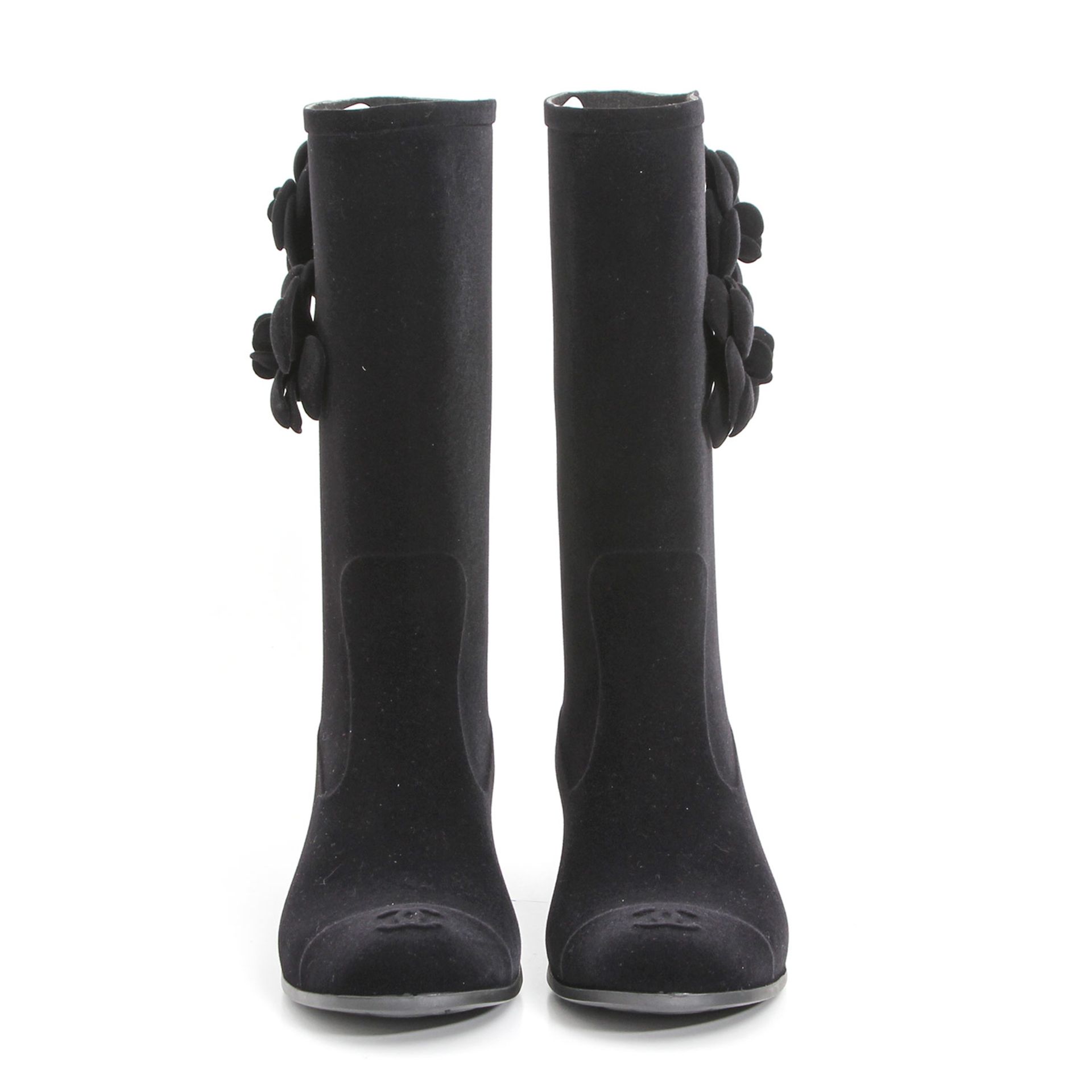 CHANEL elegante Regen-Boots, Gr. 40; schwarz, Gummimaterial mit Samt bezogen, je 2 Camelienblüten am