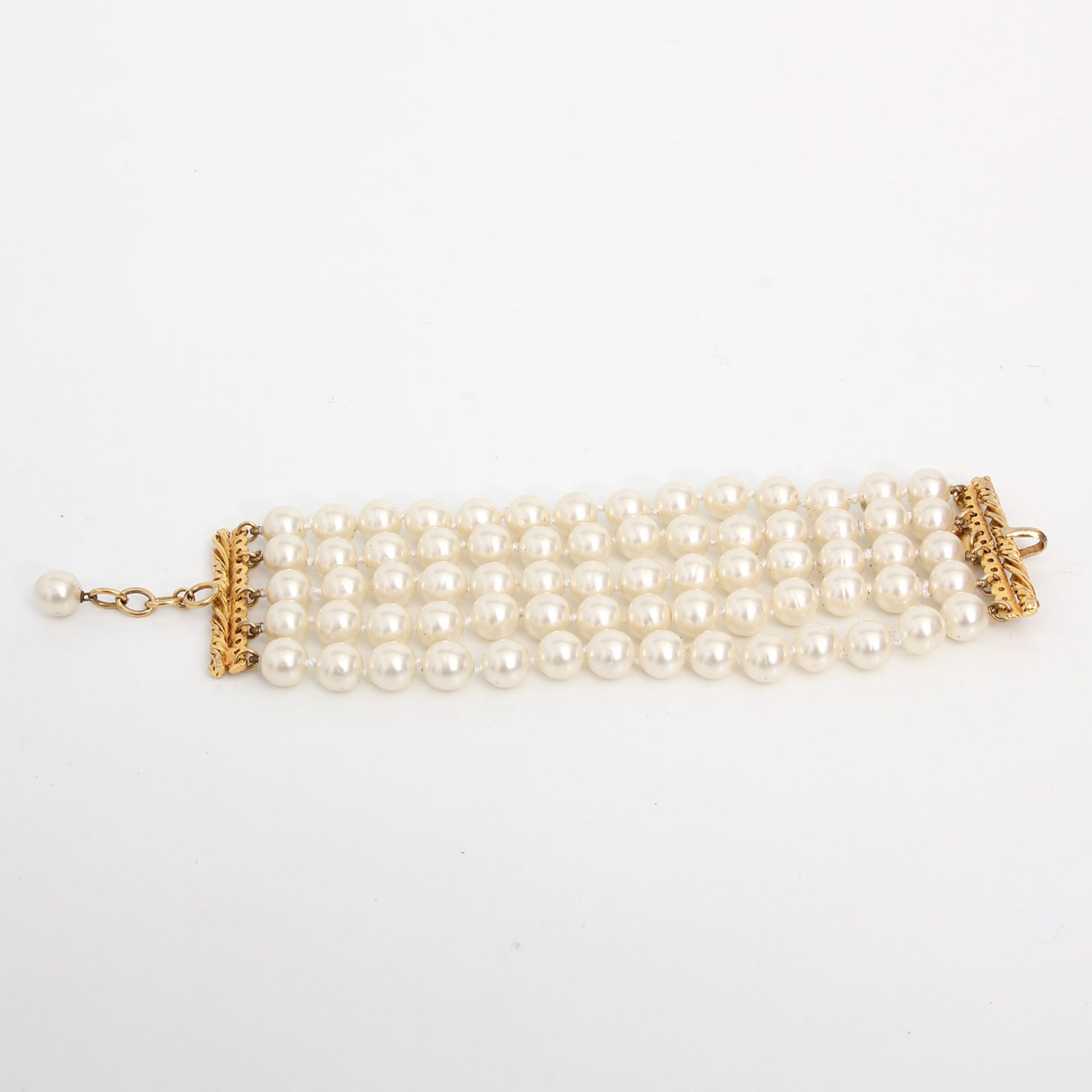 CHANEL exclusives Modeschmuck-Perlarmband; L: ca. 18-20cm; 5-reihig mit goldfarbenem Steg-