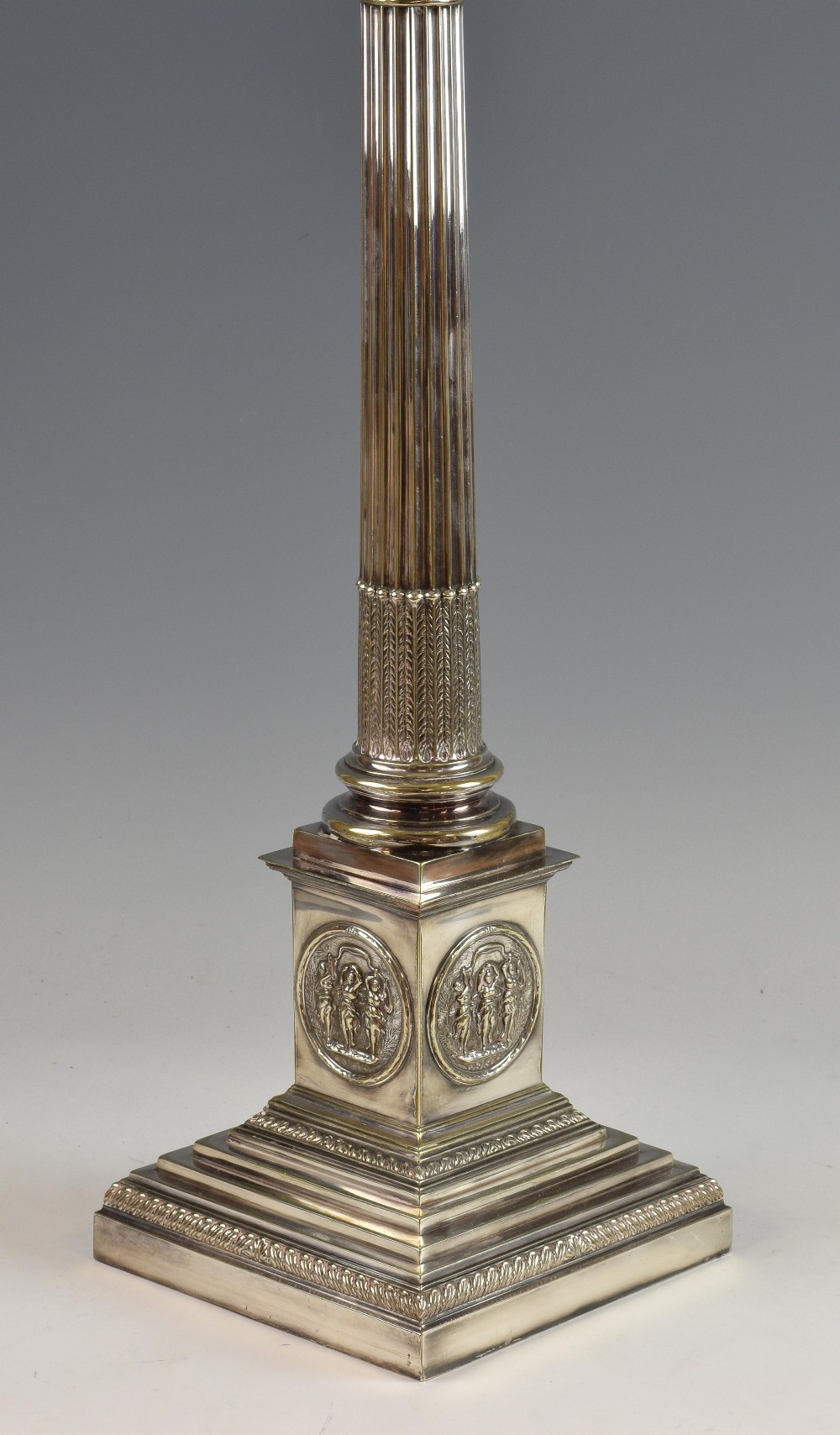 19th century silver plated Corinthian column oil lamp with cut glass well, - Image 3 of 3