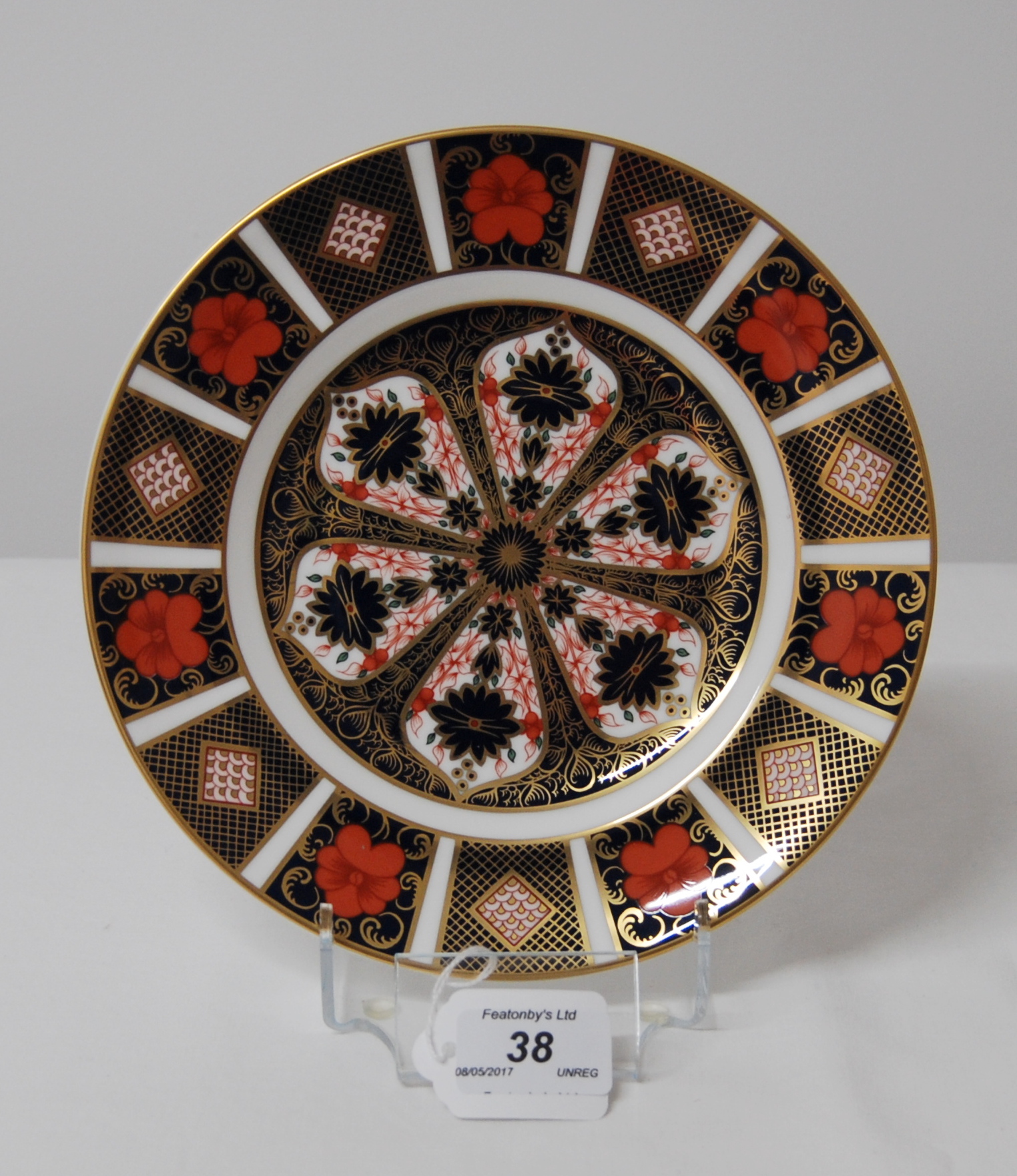 FIRST QUALITY ROYAL CROWN DERBY IMARI PLATE, DATE CODE MMX (2010) 21.5CM DIAMETER.