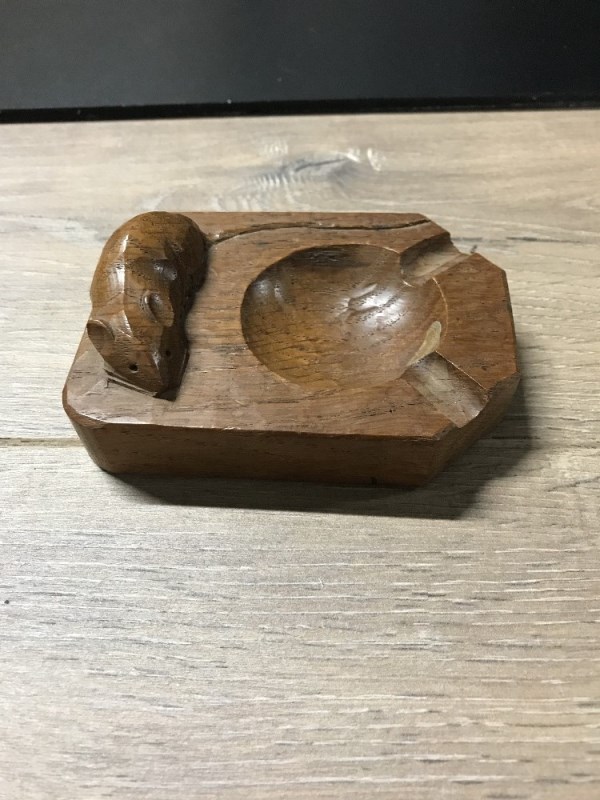 ROBERT 'MOUSEMAN' THOMPSON ASHTRAY with carved mouse detail, 10cms x 7.