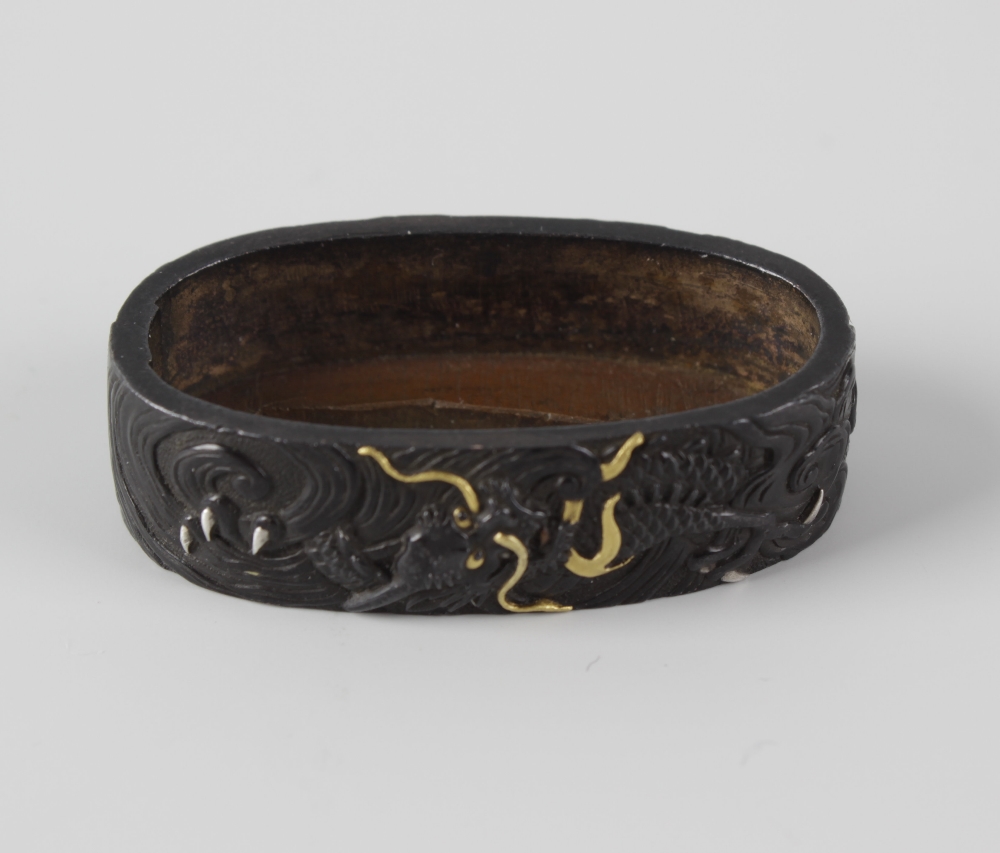 A Japanese bronze fuchi. Probably Meiji period (1868-1912), decorated in relief with two-colour gold - Image 2 of 4