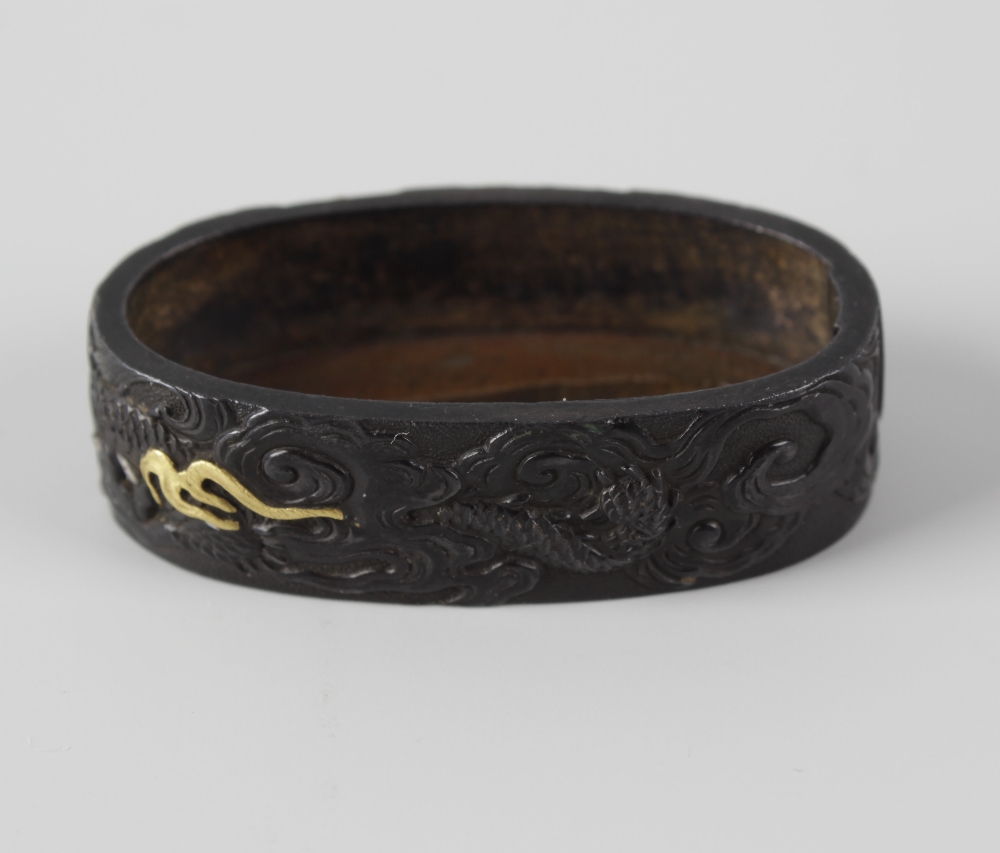 A Japanese bronze fuchi. Probably Meiji period (1868-1912), decorated in relief with two-colour gold - Image 3 of 4