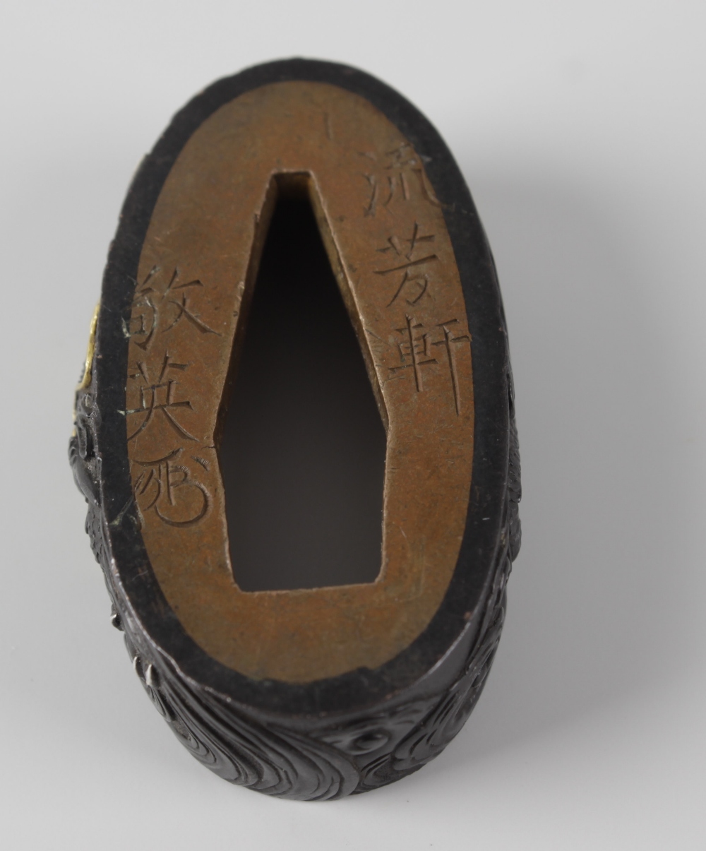 A Japanese bronze fuchi. Probably Meiji period (1868-1912), decorated in relief with two-colour gold - Image 4 of 4