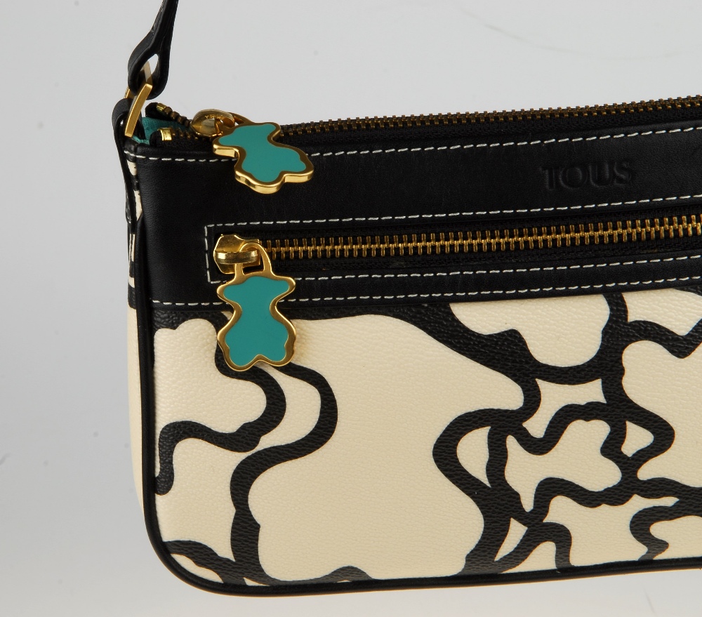 TOUS - a baguette handbag. Featuring a cream and black coated canvas exterior with black leather - Bild 3 aus 9