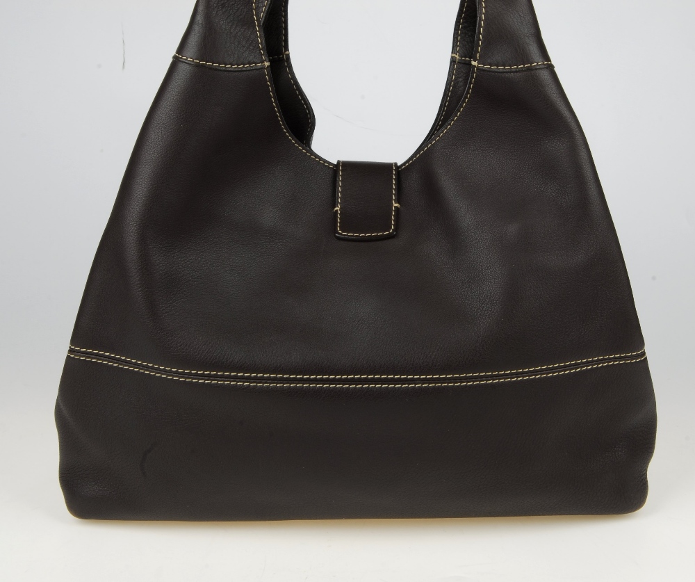 LORO PIANA - a brown leather hobo handbag. Designed from lightly grained dark brown leather with - Bild 6 aus 12