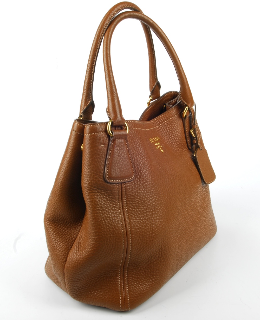 PRADA - a tan Vitello Daino Sacca 2 Mancini handbag. Featuring a tan pebbled leather exterior, - Bild 3 aus 11