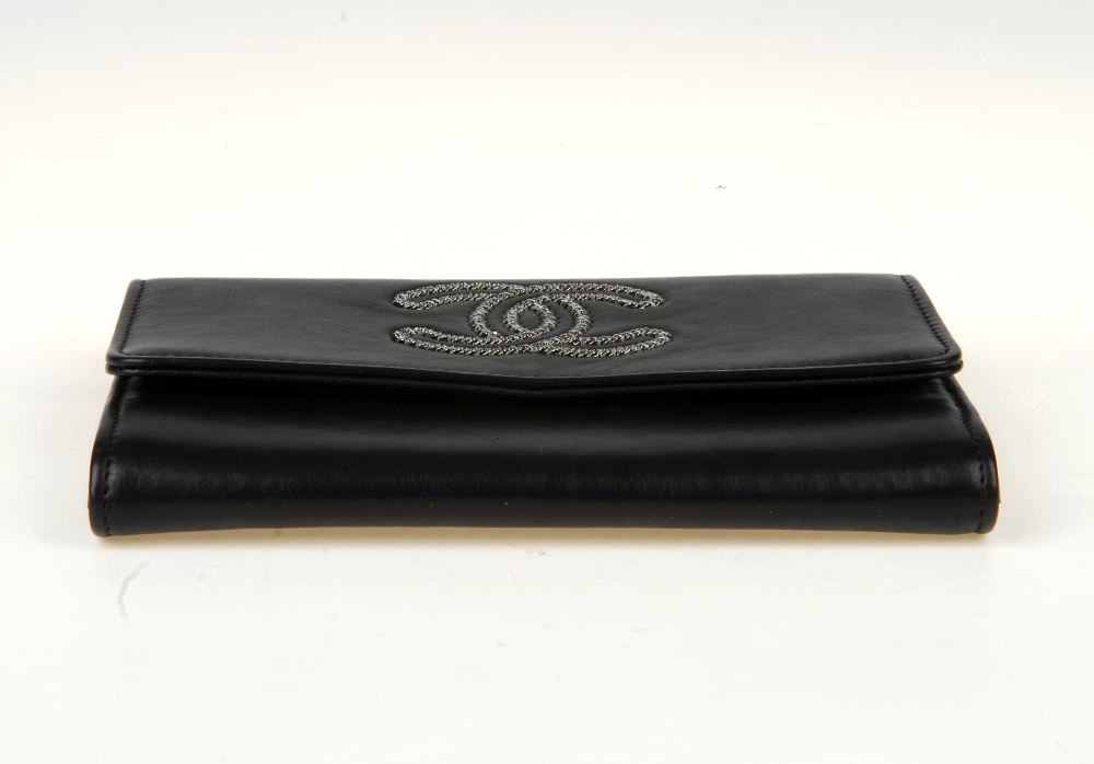 CHANEL - a CC chain trim wallet. Crafted from soft black lambskin leather, featuring maker's CC logo - Image 5 of 11