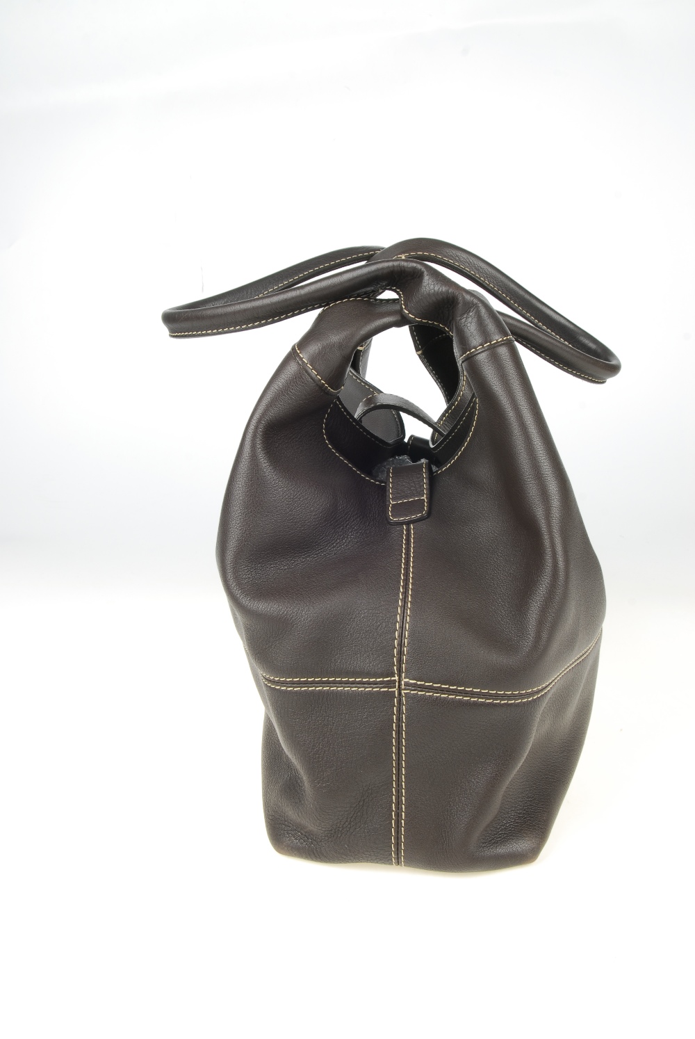 LORO PIANA - a brown leather hobo handbag. Designed from lightly grained dark brown leather with - Image 4 of 12