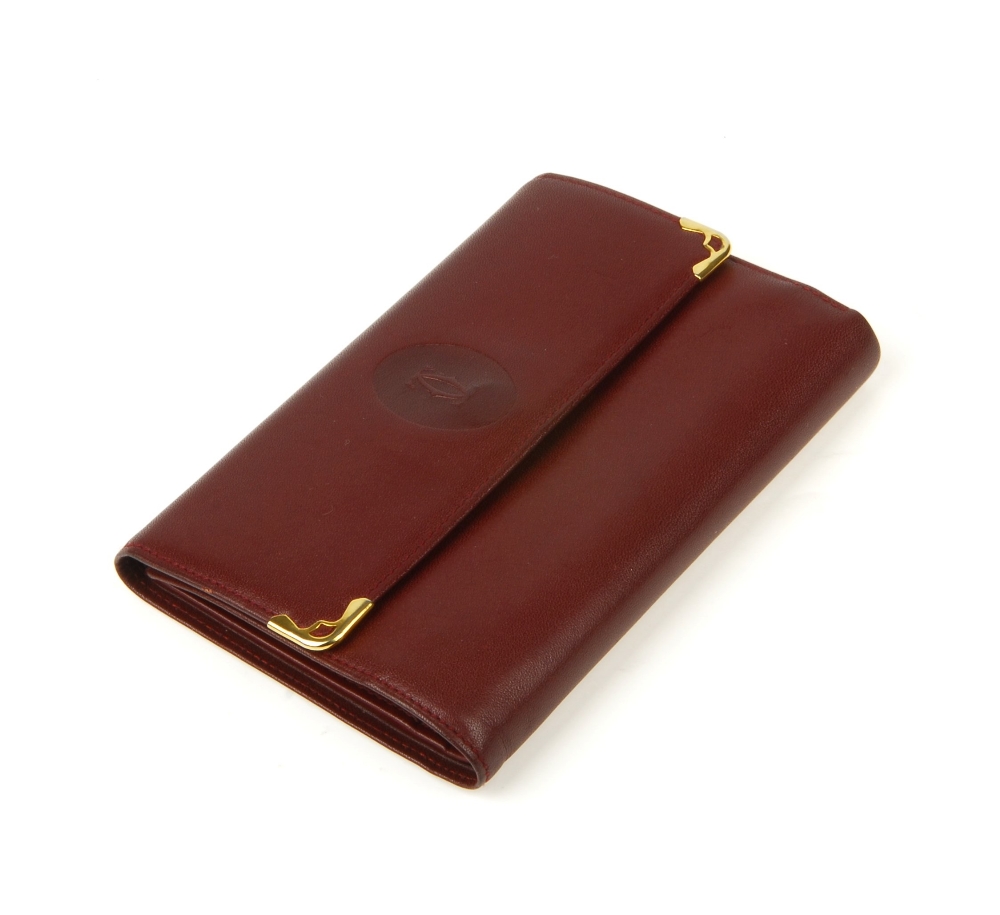 CARTIER - a Bordeaux leather purse. Designed with gold-tone corner guards and maker's embossed - Bild 5 aus 12