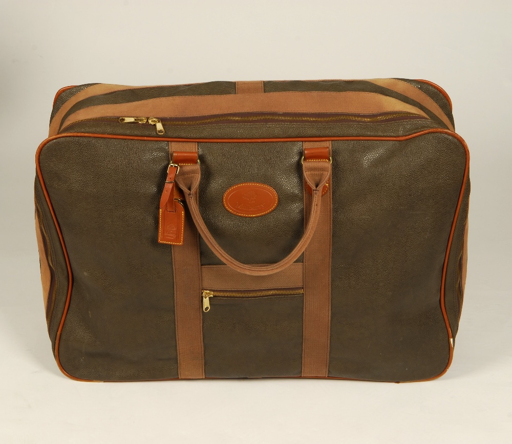 MULBERRY - a vintage Scotchgrain suitcase. Crafted green pebbled scotchgrain leather and brown - Image 3 of 7