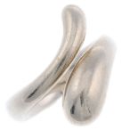 TIFFANY & CO. - an Elsa Peretti teardrop ring. Designed as a wrap-around ring with tear-drop shape