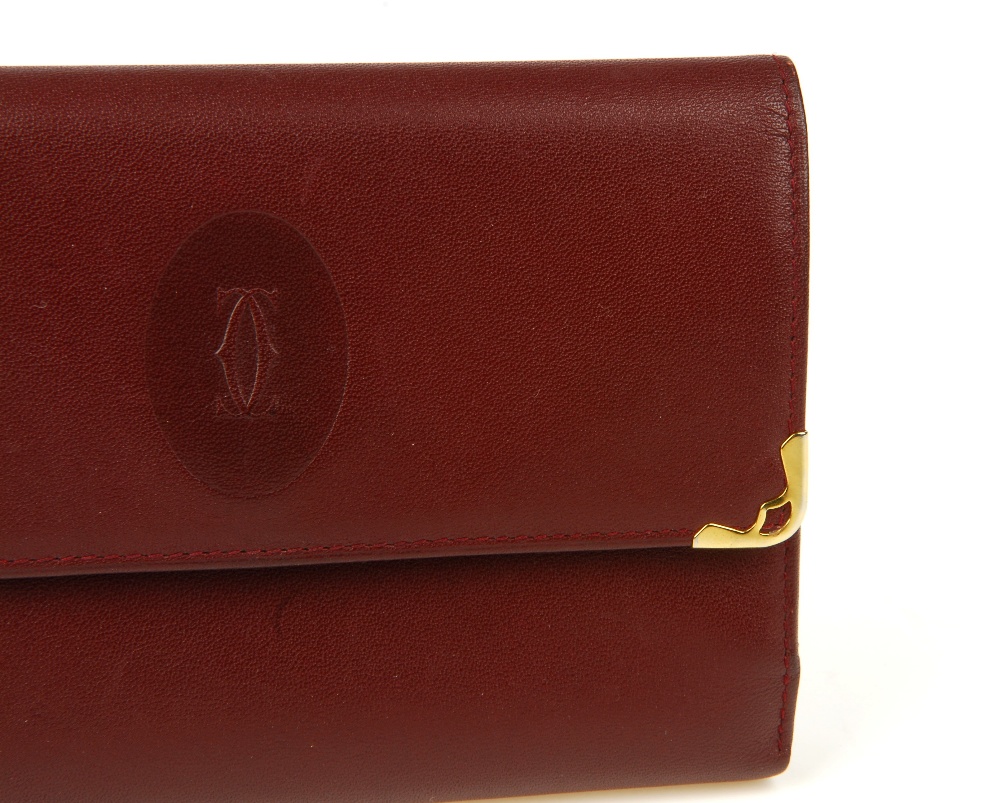 CARTIER - a Bordeaux leather purse. Designed with gold-tone corner guards and maker's embossed - Bild 2 aus 12