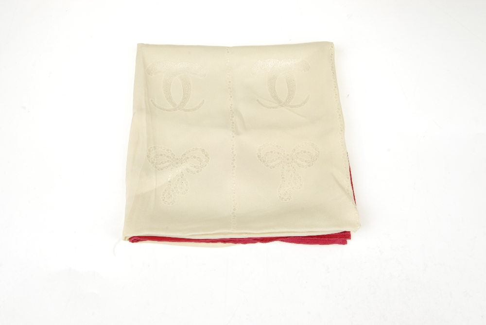 CARTIER - a Must De Cartier silk scarf. Featuring maker's logo emblem on red and ivory jacquard - Bild 3 aus 5