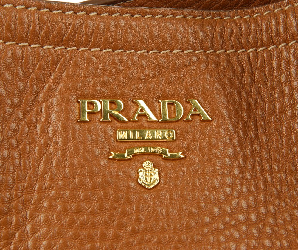 PRADA - a tan Vitello Daino Sacca 2 Mancini handbag. Featuring a tan pebbled leather exterior, - Bild 10 aus 11