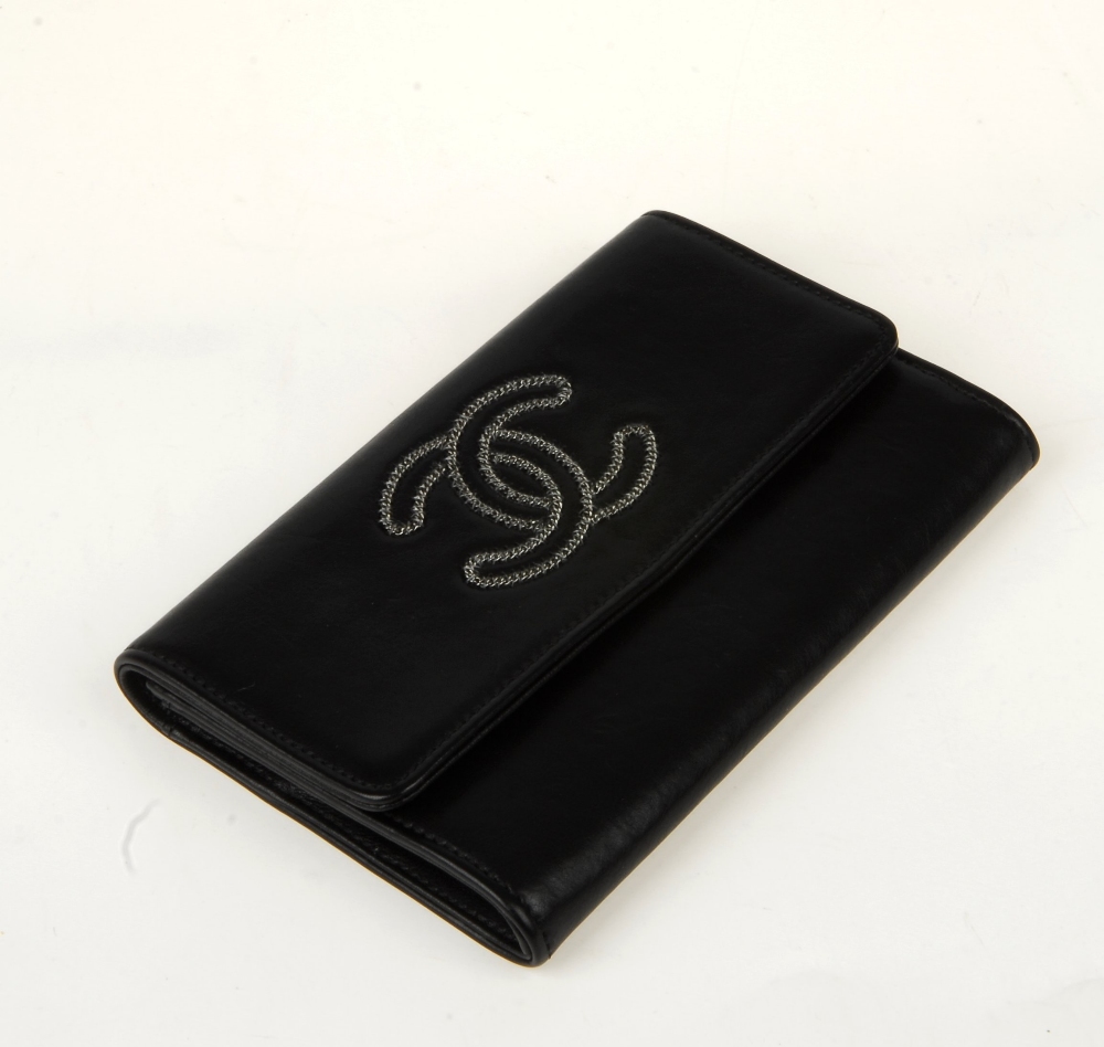 CHANEL - a CC chain trim wallet. Crafted from soft black lambskin leather, featuring maker's CC logo - Image 3 of 11
