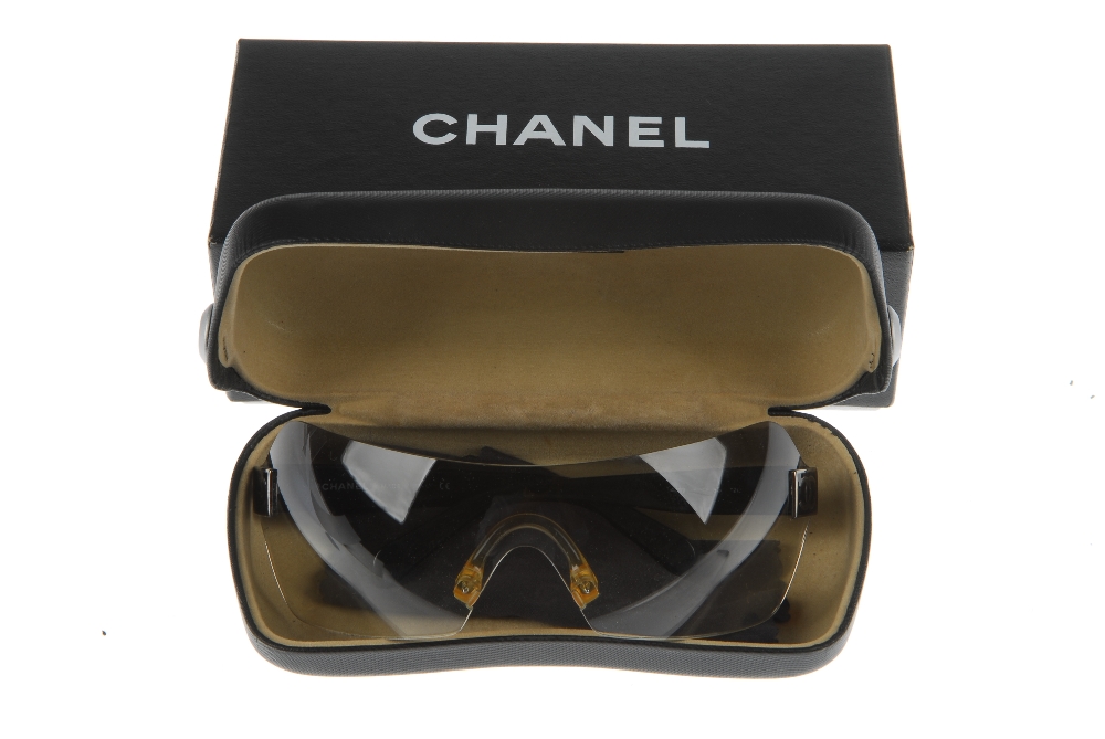 CHANEL - a pair of sunglasses. Designed with a wraparound one-piece gradient grey lens, black - Image 7 of 7