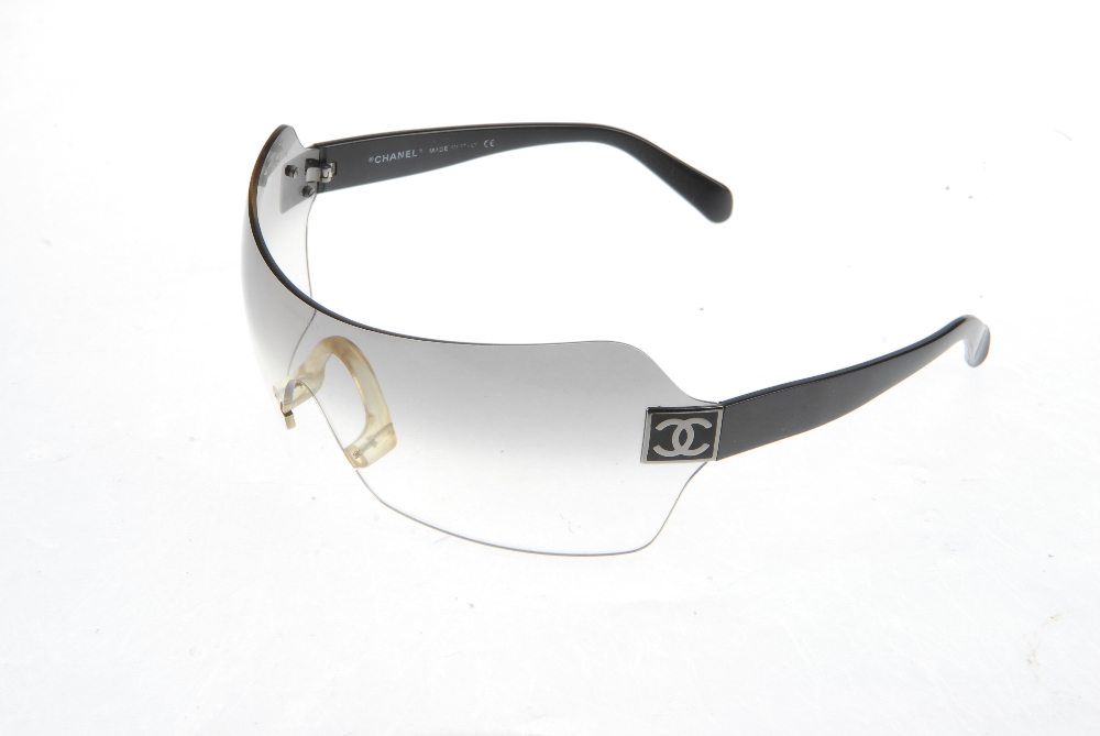 CHANEL - a pair of sunglasses. Designed with a wraparound one-piece gradient grey lens, black - Bild 3 aus 7